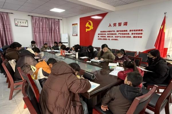 图一 支教志愿者抵达权家寨村委会.jpg
