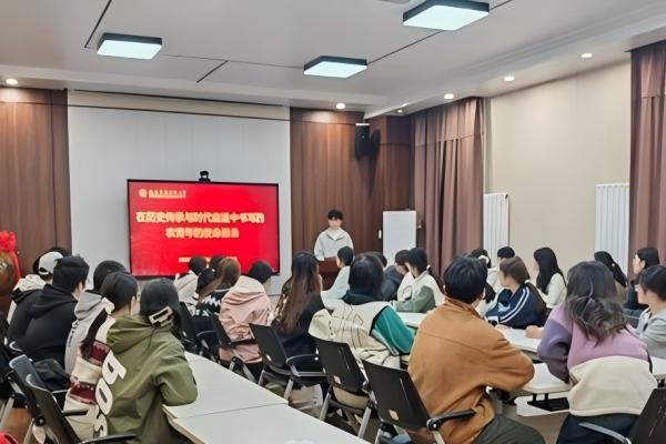学生会轮值主席辛锦萍同学领学.jpg