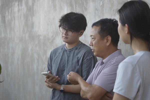 队长与莫河农场负责人王平交流(1).jpg